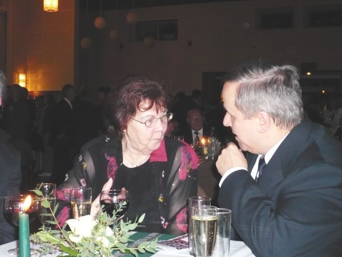Frau Böhm und Gunter Pistorius unterhalten sich bei CandleLight zwar ohne Dinner ...